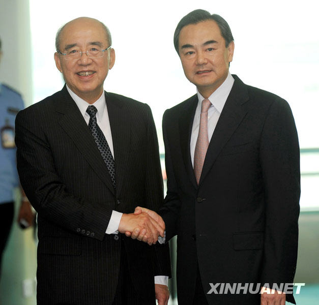 6月1日，中共中央台办主任王毅（右）和吴伯雄握手告别。