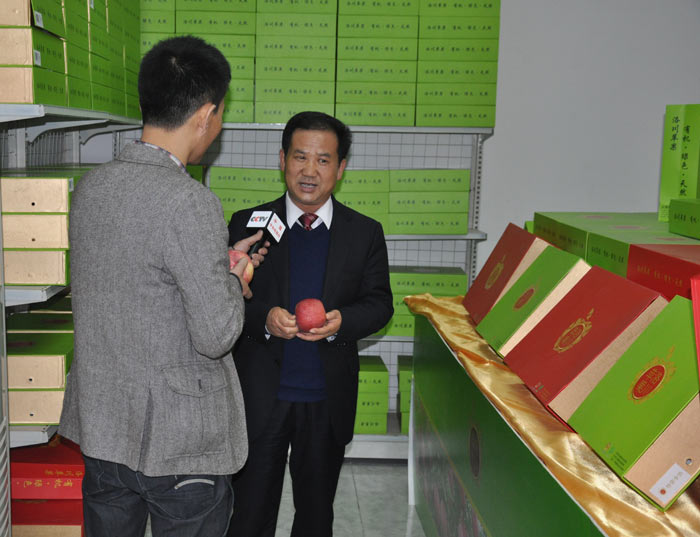 中央电视台综合频道（CCTV-1）记者在专卖店专访县长彭安季先生