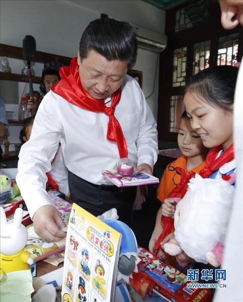 习近平到北京市海淀区民族小学参加庆祝“六一”国际儿童节活动
