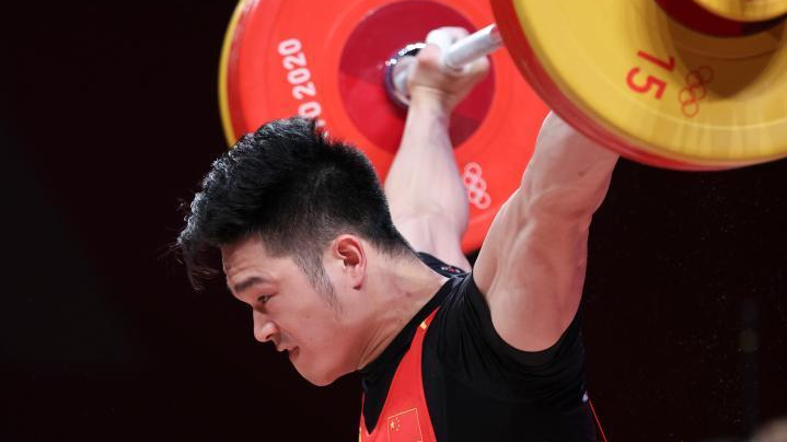 中国选手石智勇夺得东京奥运会男子举重73公斤级冠军 