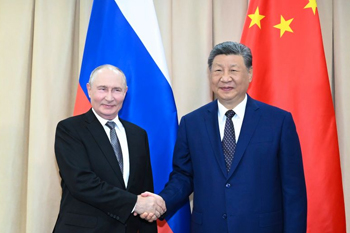 习近平在比什凯克会见俄罗斯总统普京