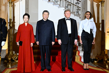 习近平和彭丽媛出席特朗普总统夫妇举行的欢迎国宴
